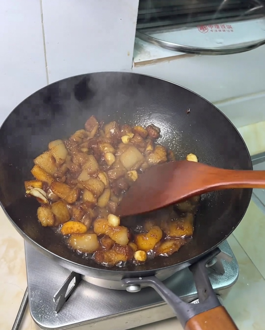 Panceta terminada, brillante con un glaseado de soja.