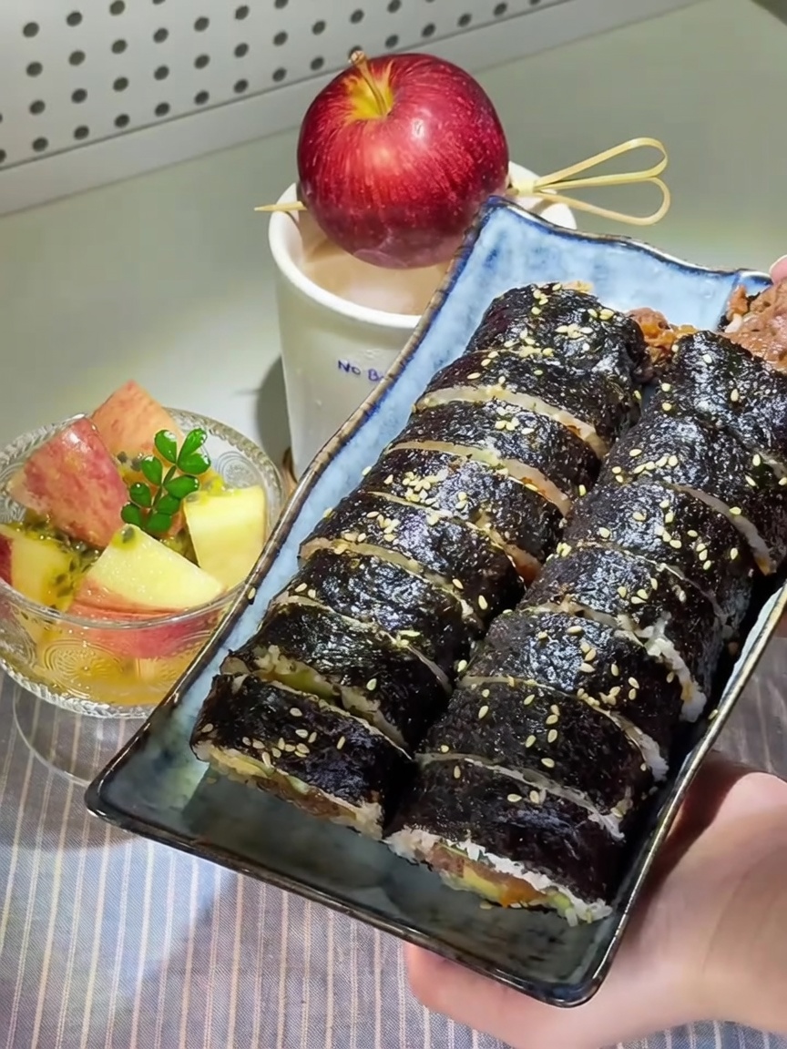 Gimbap Coreano de Ternera con Manzanas encurtidas en Maracuyá