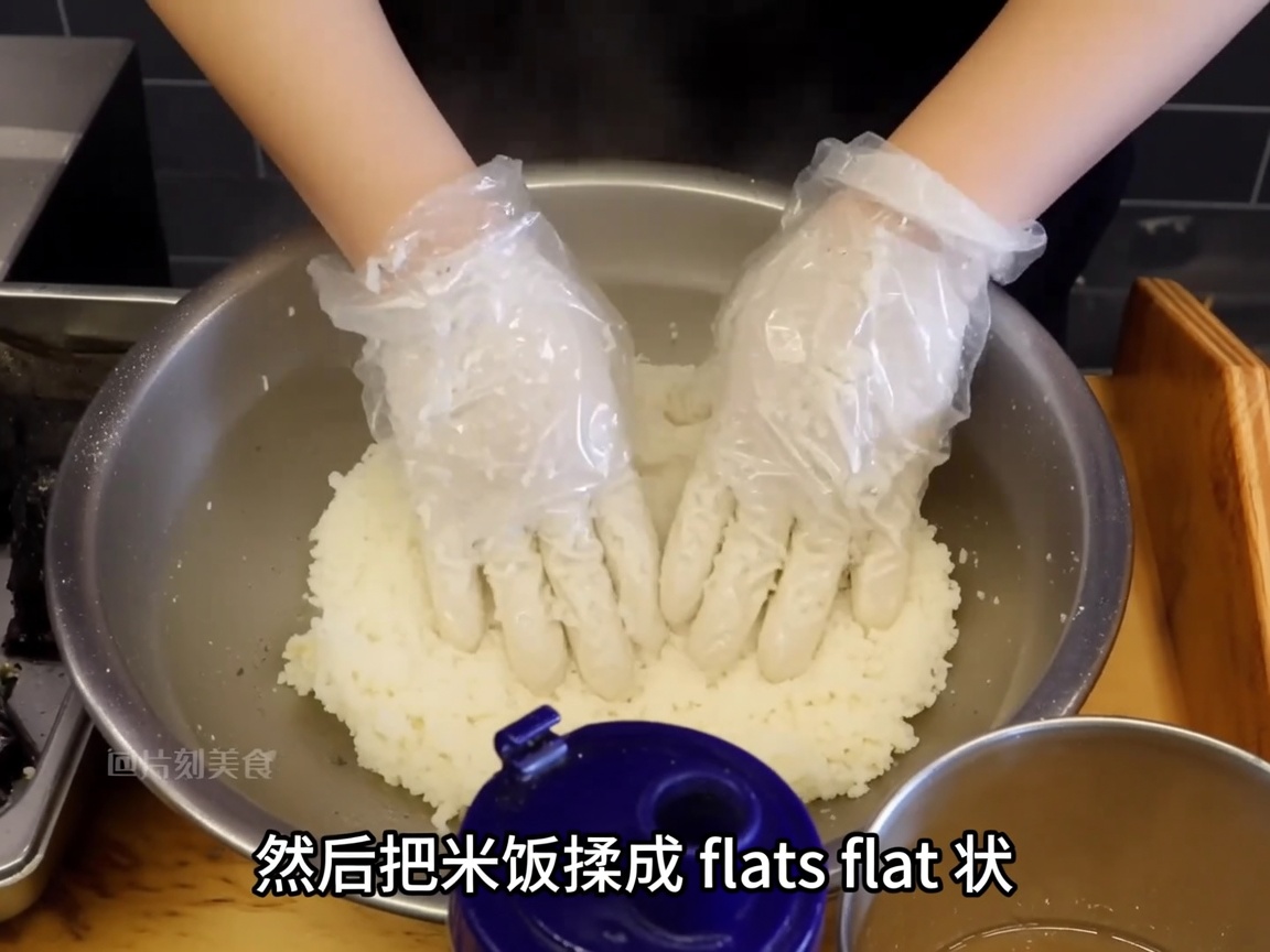 Manos del chef con guantes presionando arroz pegajoso sazonado en una forma de tortita redonda y plana.