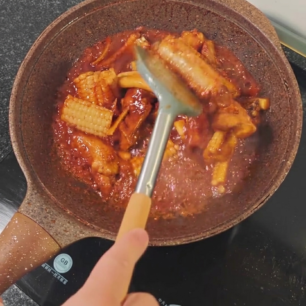 La sartén abierta mientras se cocina para espesar la salsa.
