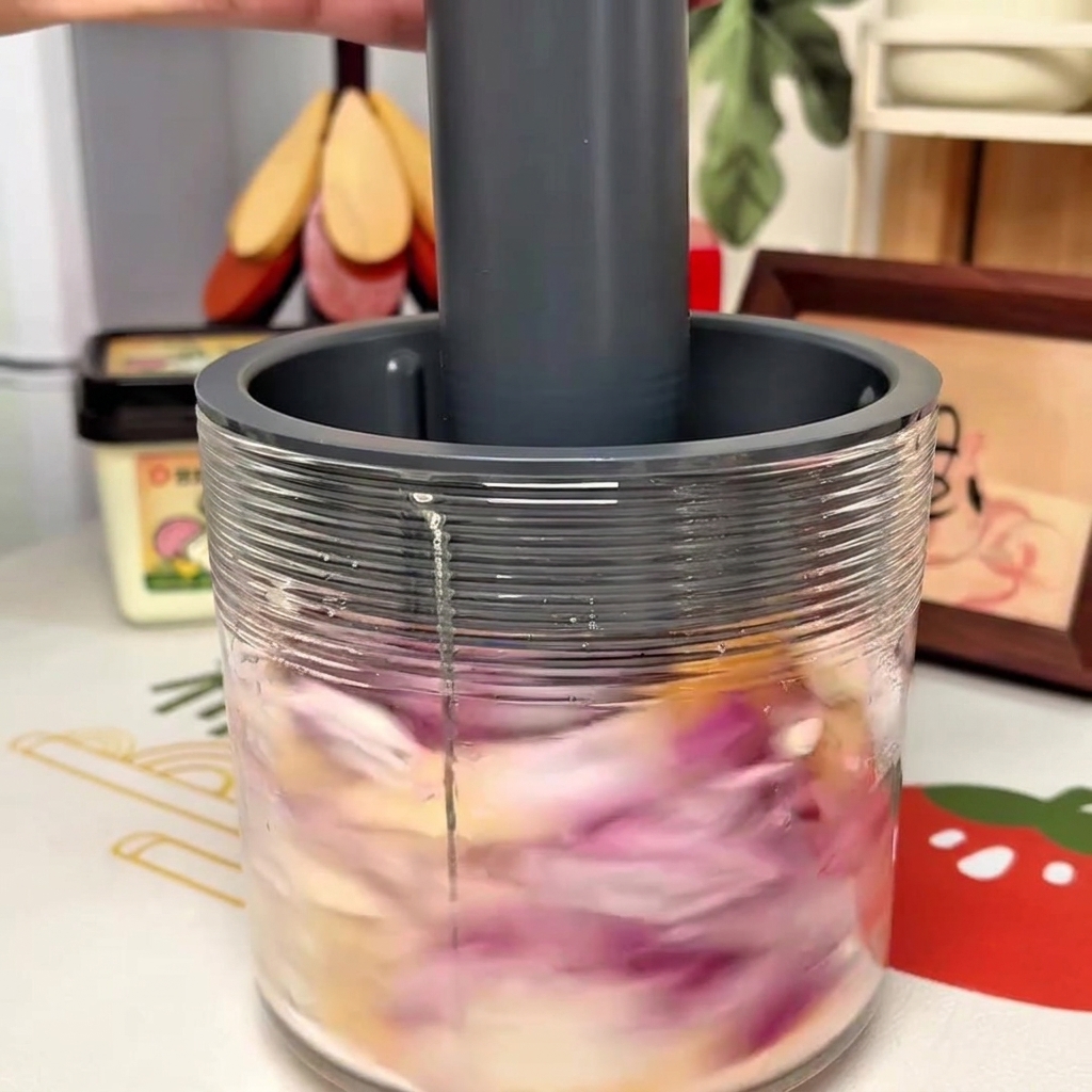 Mezcla de manzana, pera y cebolla procesada de forma rústica.