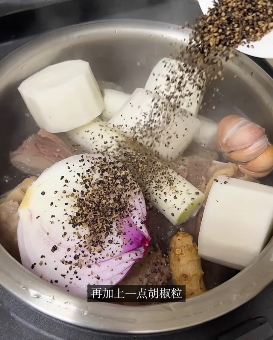 Agua caliente siendo vertida en la arrocera sobre la carne.