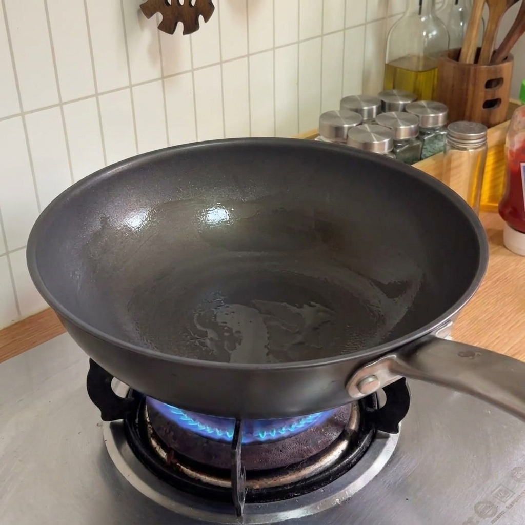 Una sartén calentándose en una cocina de gas con aceite, lista para saltear verduras.