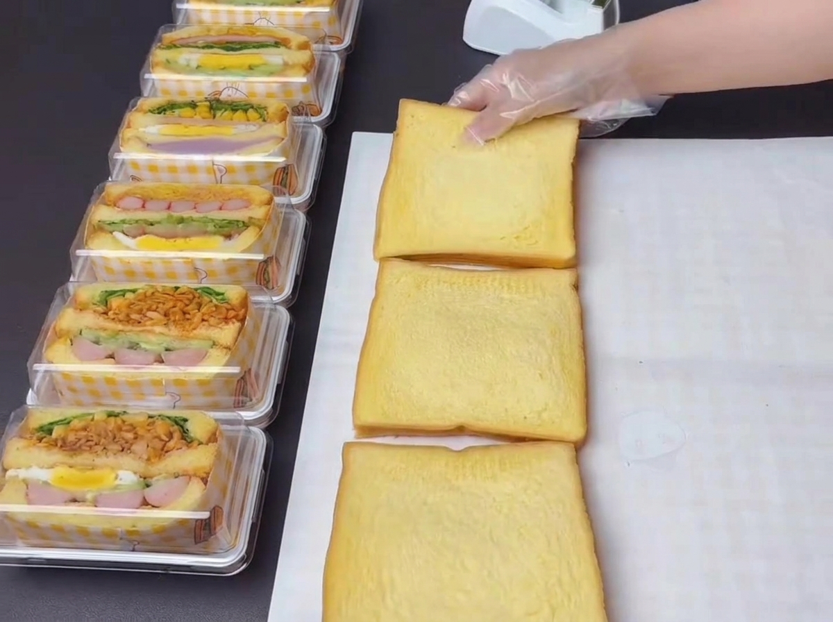 Tres rebanadas de tostada con sabor a calabaza dispuestas una al lado de la otra con aderezo de ensalada dulce recién exprimido sobre ellas.