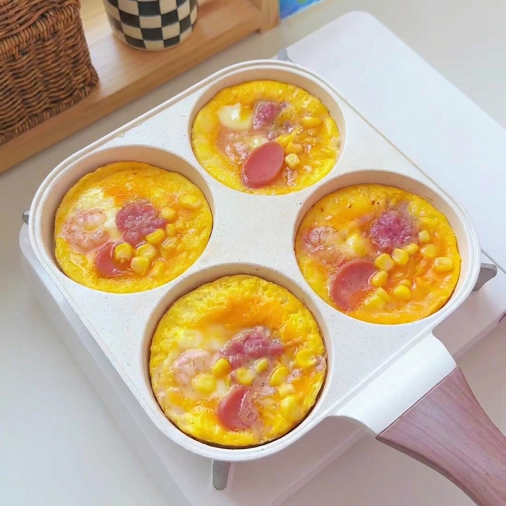 Tortitas de huevo redondas cocidas siendo transferidas de la sartén a un plato blanco de servicio.