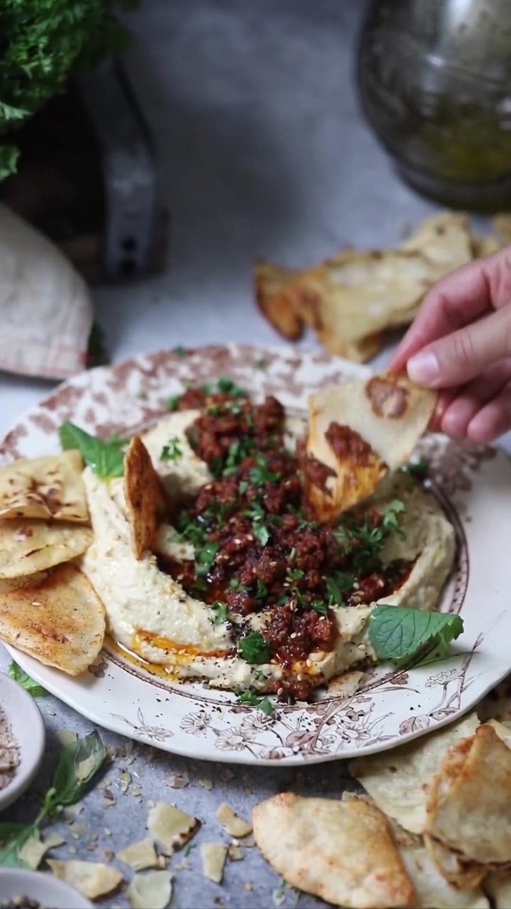 Hummus con Carne Picada Especiada y Chips de Tortilla Caseros