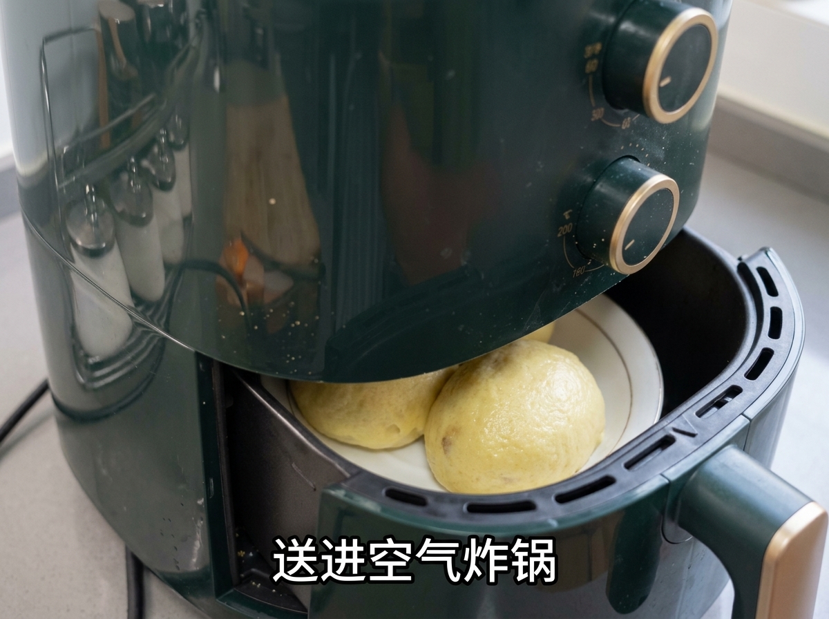 Una cesta de freidora de aire llena de papas aceitadas siendo introducida en una freidora verde.