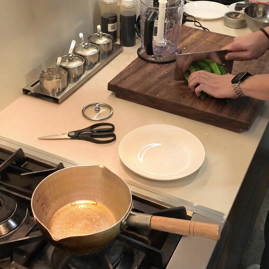 Troceando okra verde fresca en trozos pequeños sobre una tabla de cortar de madera utilizando un cuchillo.