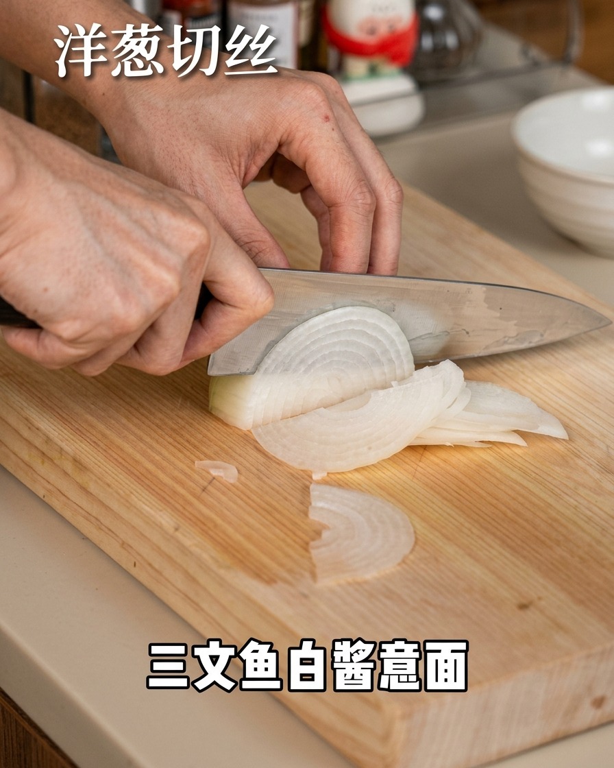 Champiñones blancos cortados en rodajas finas sobre una tabla de picar de madera con un cuchillo de chef.