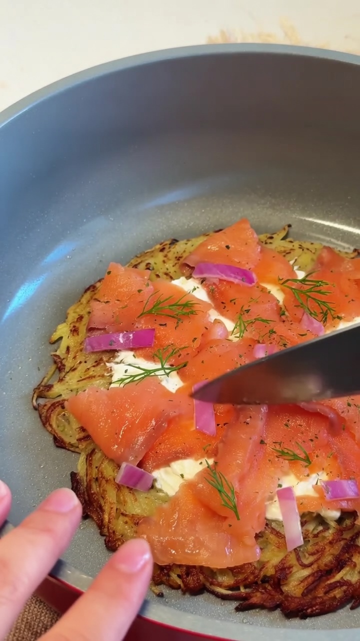 Pizza Crujiente de Patata con Salmón Ahumado