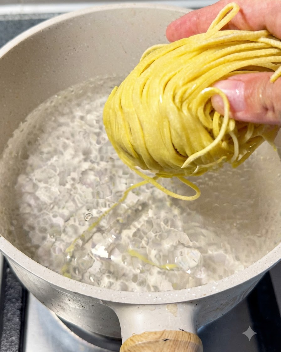 Fideos de ramen hirviendo en una olla con agua, siendo levantados con palillos para comprobar su cocción.