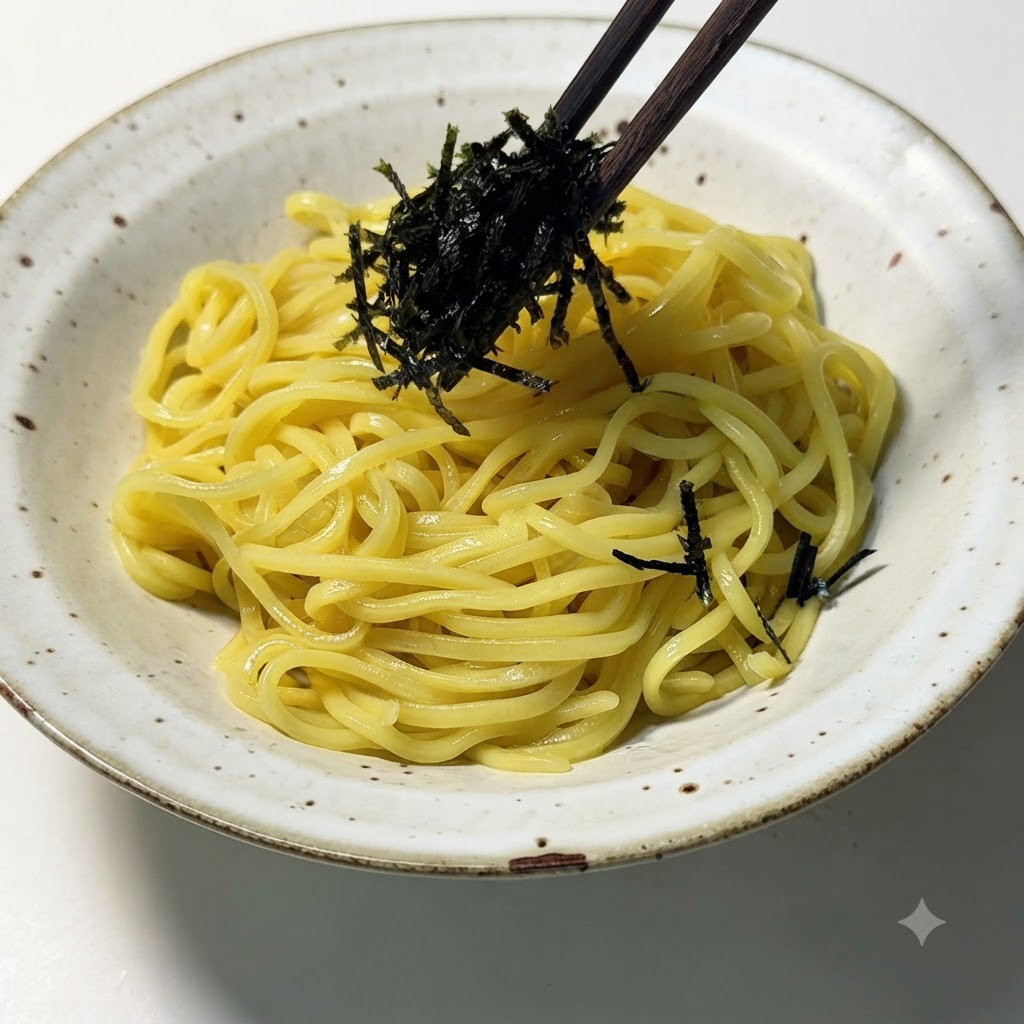 Alga nori en tiras colocándose sobre los fideos ramen con ayuda de unos palillos.