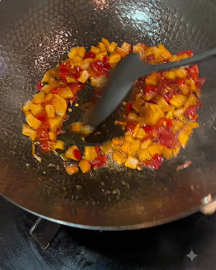 Caldo vertiéndose desde una jarra en un wok con rábanos encurtidos y chiles salteados.