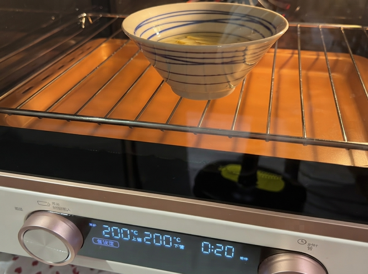 Cortando ajo en aceite dentro de un bol en un horno tostador.