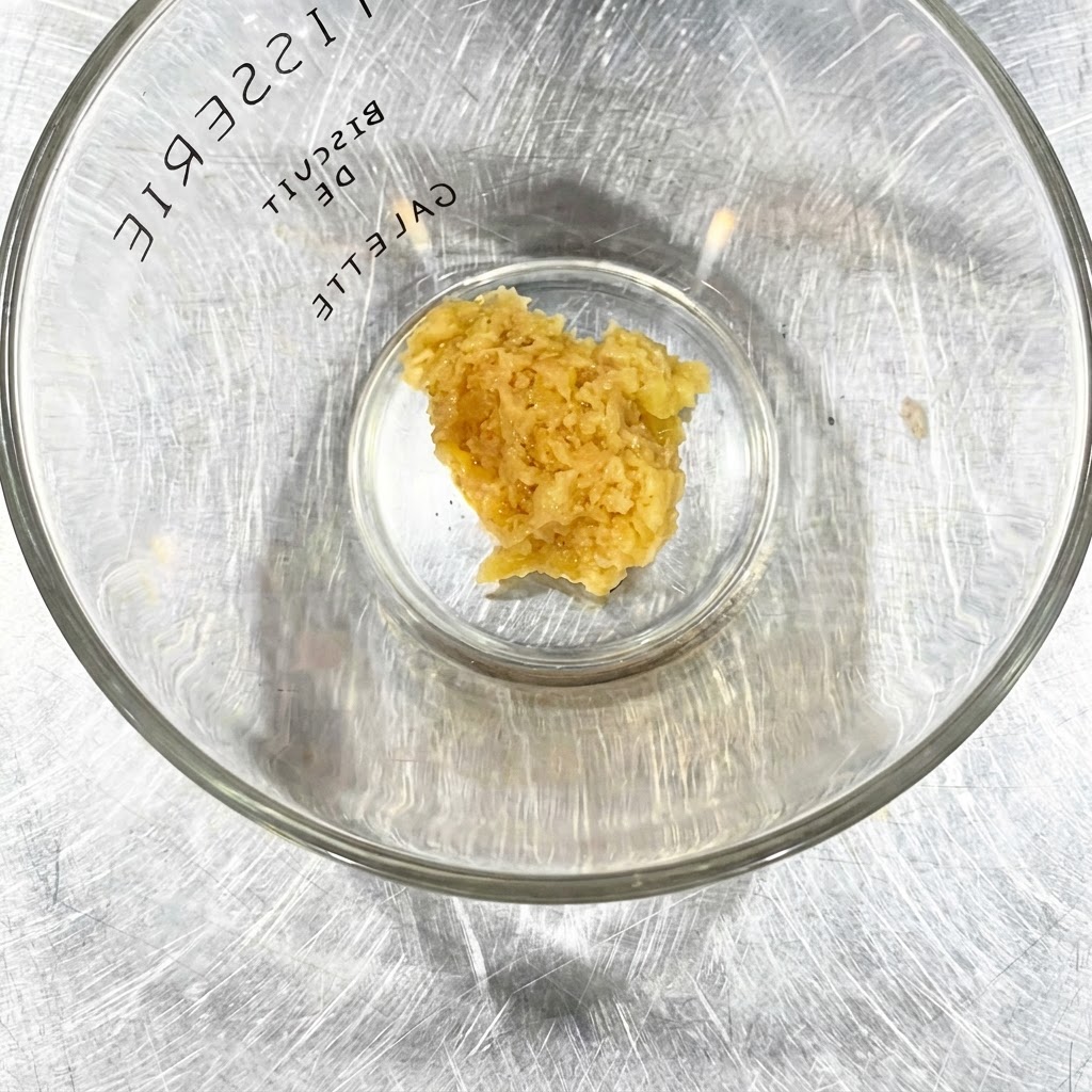 Salsa de ajo picado en un tazón de vidrio transparente.