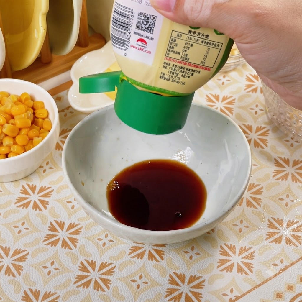 Un bol blanco que contiene los ingredientes de una salsa oscura mientras se remueve con una cuchara.