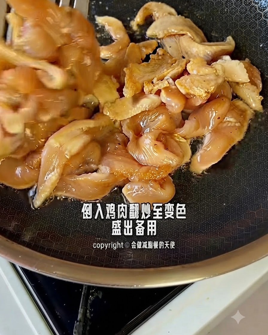 Trozos de pollo marinados cocinándose y cambiando de color en una sartén caliente.
