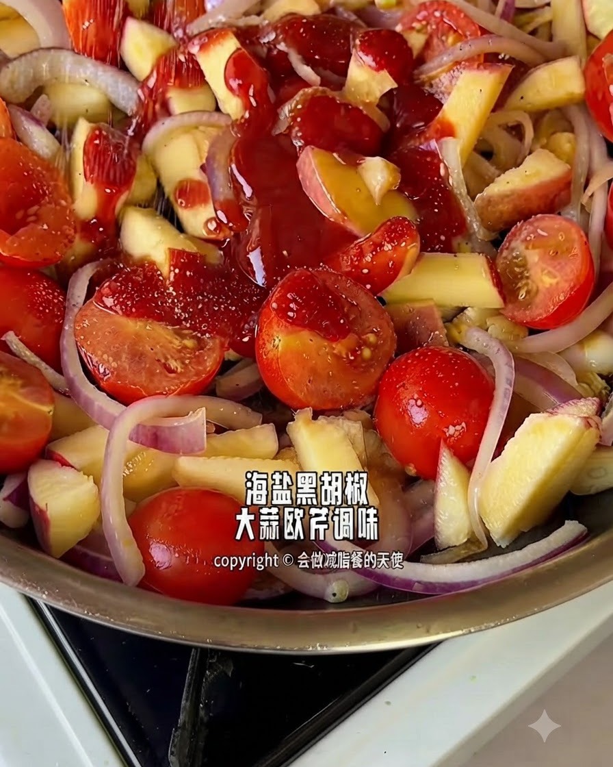 Especias y condimentos siendo espolvoreados sobre una mezcla de tomates, cebollas y manzanas en una sartén.