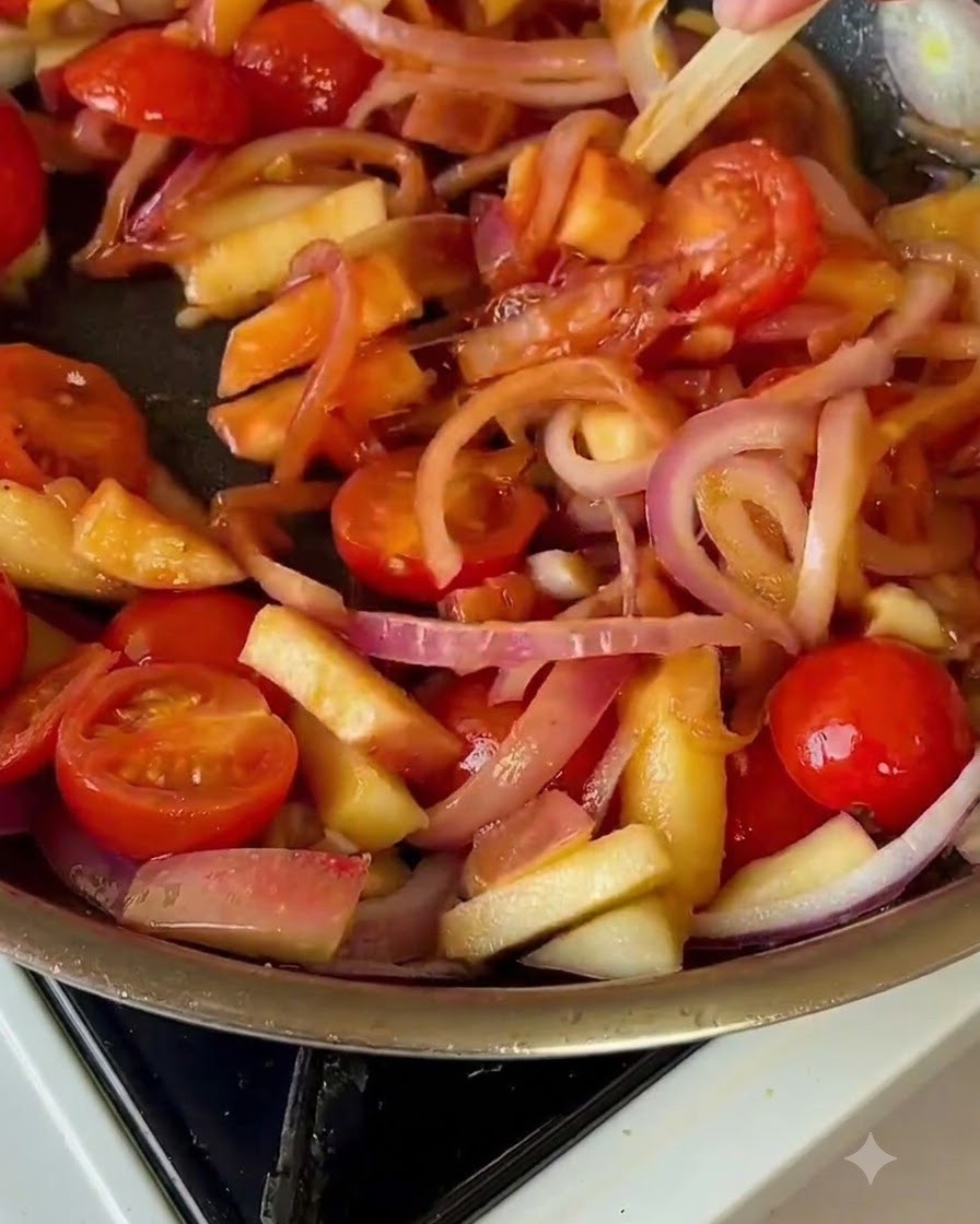 Col napa integrada en la sartén junto con los tomates y las cebollas.