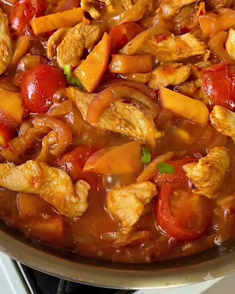 Un plato de salteado recién cocinado en una sartén cubierto con trozos brillantes de cebollino verde.