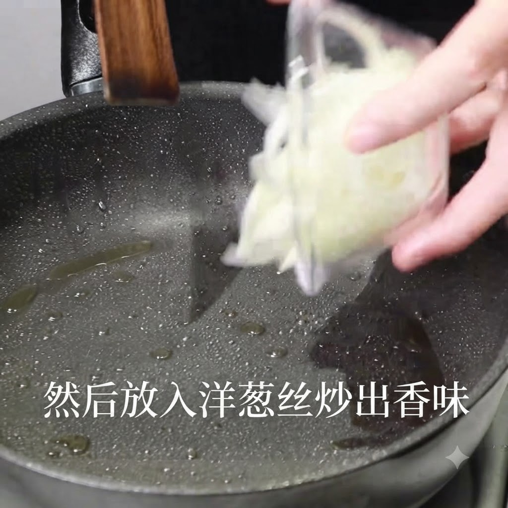 Cebollas cortadas siendo vertidas desde un recipiente transparente en una sartén caliente con aceite.