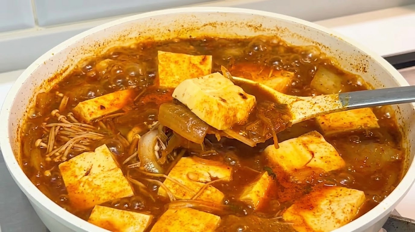 Sopa Coreana Sencilla de Kimchi y Tofú (Kimchi Jjigae)