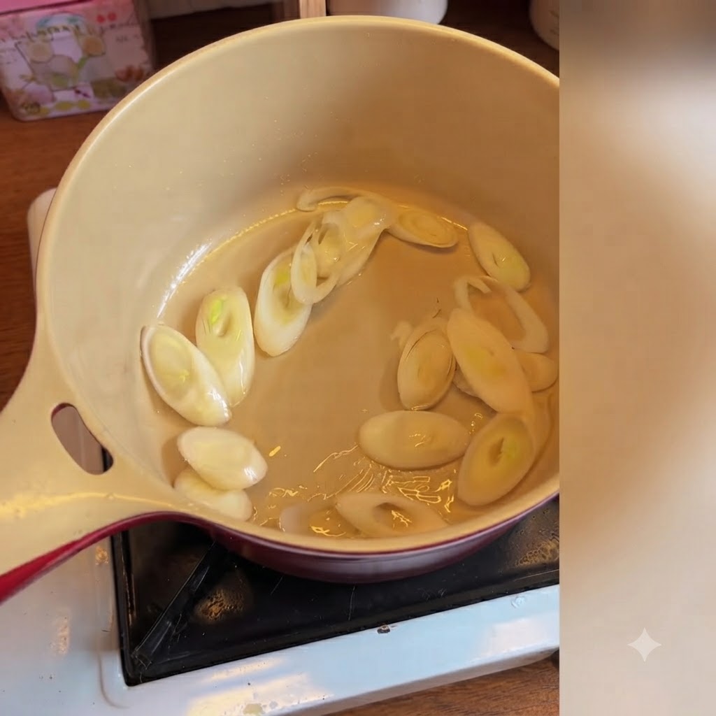 Kimchi coreano mezclándose con las cebolletas salteadas dentro de una olla de cerámica.