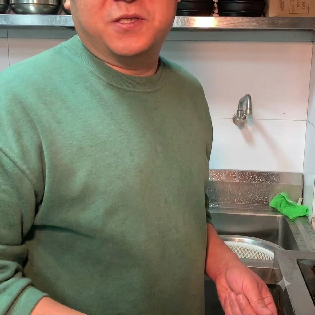 Cebollas verdes picadas siendo espolvoreadas sobre el estofado de pasta de soja terminado.