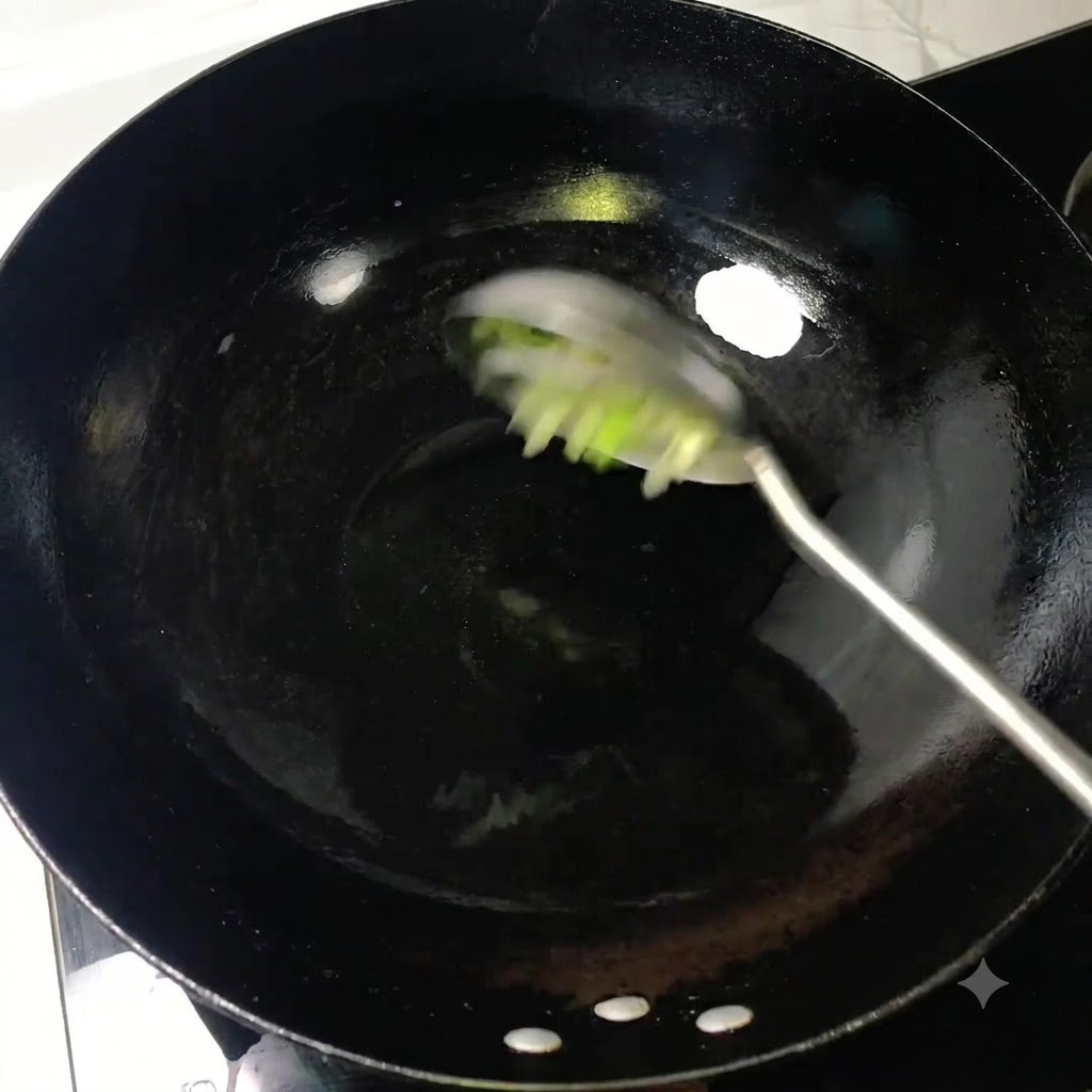 Cebollines picados siendo revueltos con un cucharón en aceite caliente dentro de un wok negro.