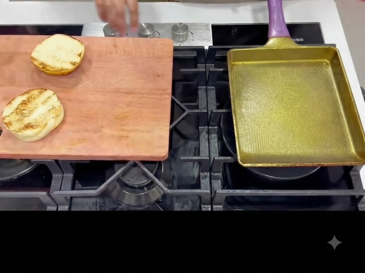 Pinzas volteando los muslos de pollo en una sartén para sellar el otro lado.
