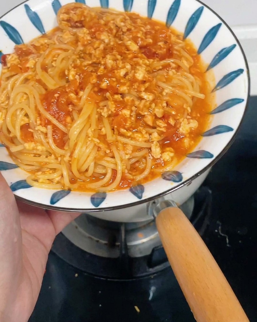 Zanahorias picadas y cebollas rojas dentro de un bol limpio de procesador de alimentos.