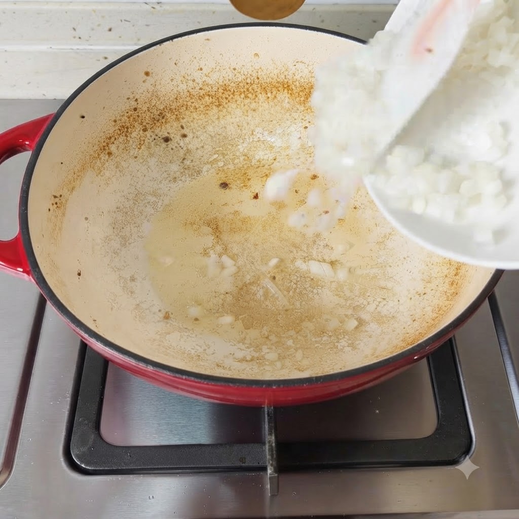 Cebollas picadas cayendo sobre la superficie de una sartén caliente y sazonada.