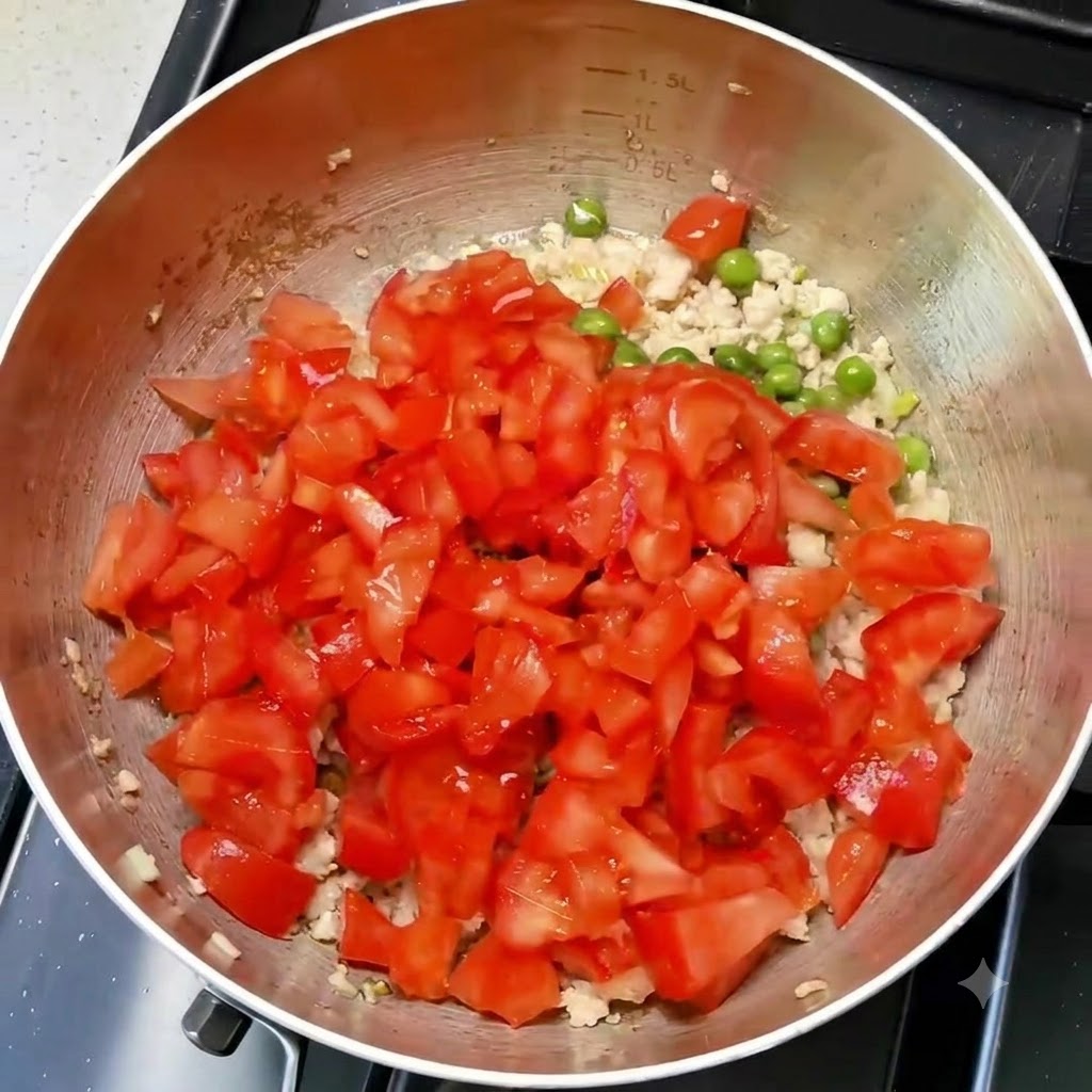 Una cucharada de sal siendo espolvoreada sobre los ingredientes dentro de la sartén de cocina.