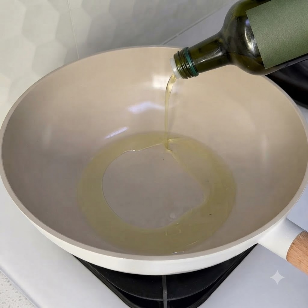 Aceite de cocina siendo vertido en un wok limpio sobre la hornalla de la cocina.