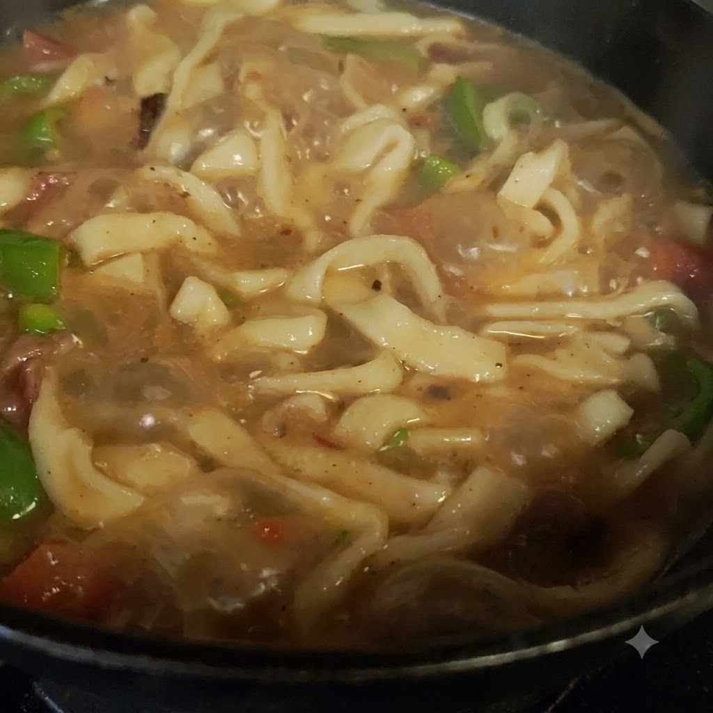 Pimientos verdes frescos y tomates mezclados con la carne en la olla de cocción.