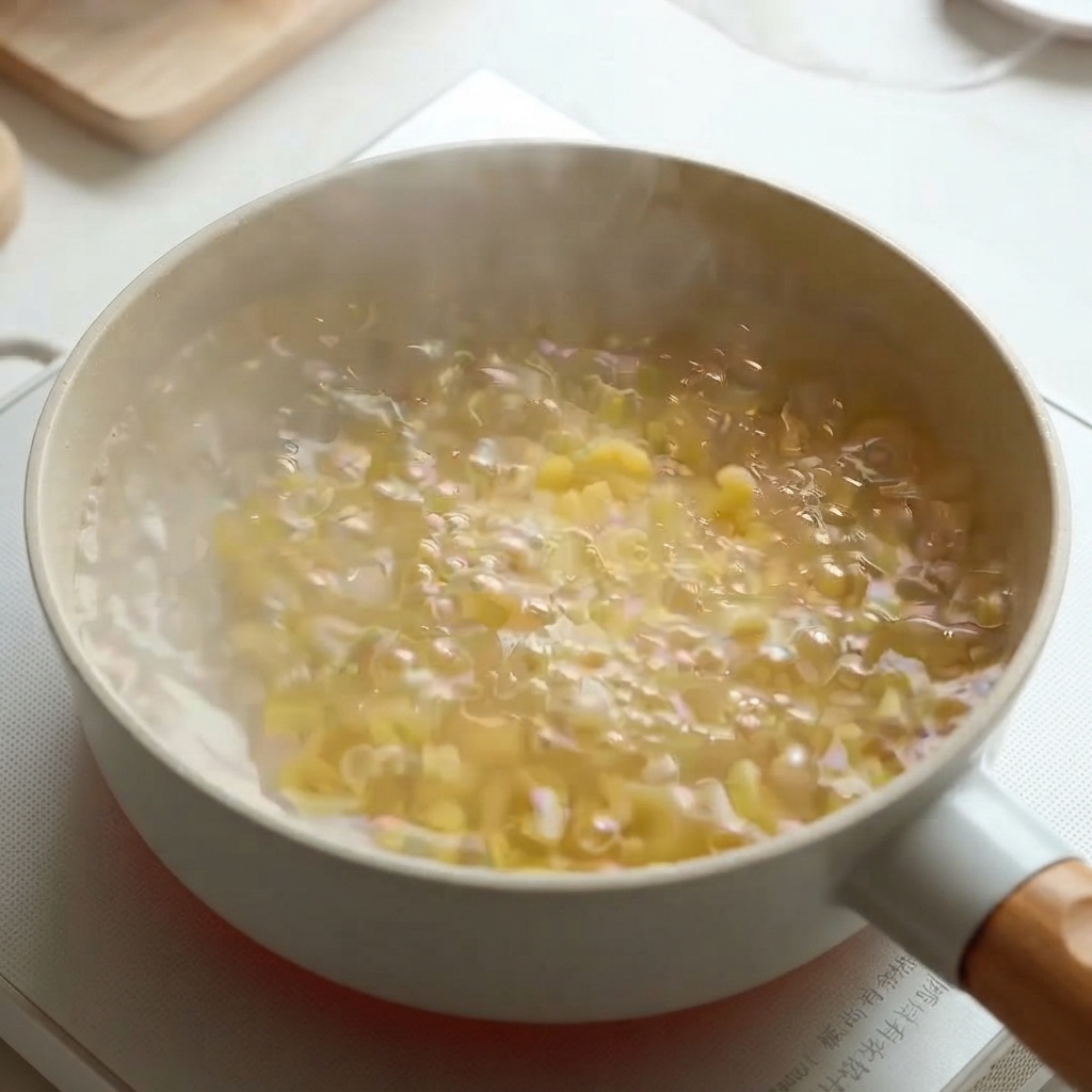 Pasta de macarrones hirviendo en una olla con agua caliente en la estufa.