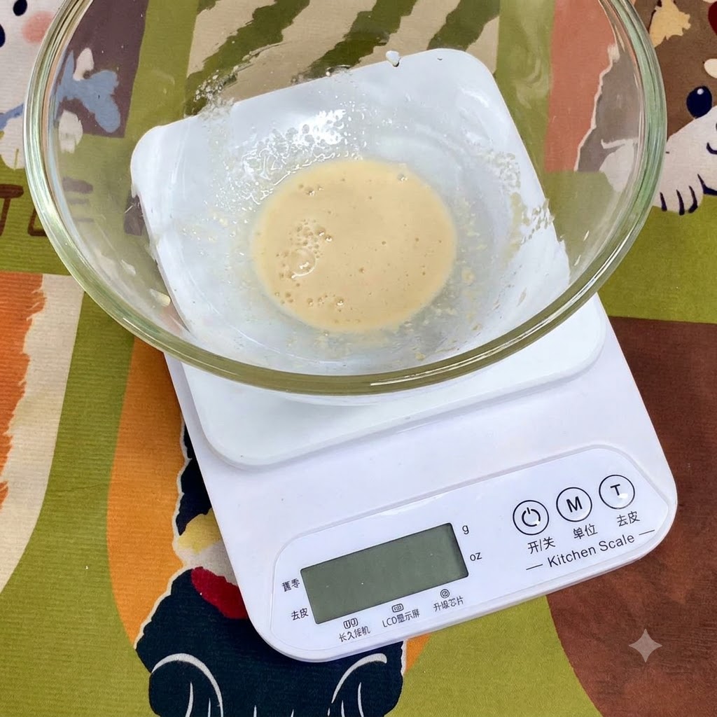 Ingredientes como harina de trigo, sal y aceite de oliva medidos dentro de un bol de vidrio sobre una báscula de cocina digital.