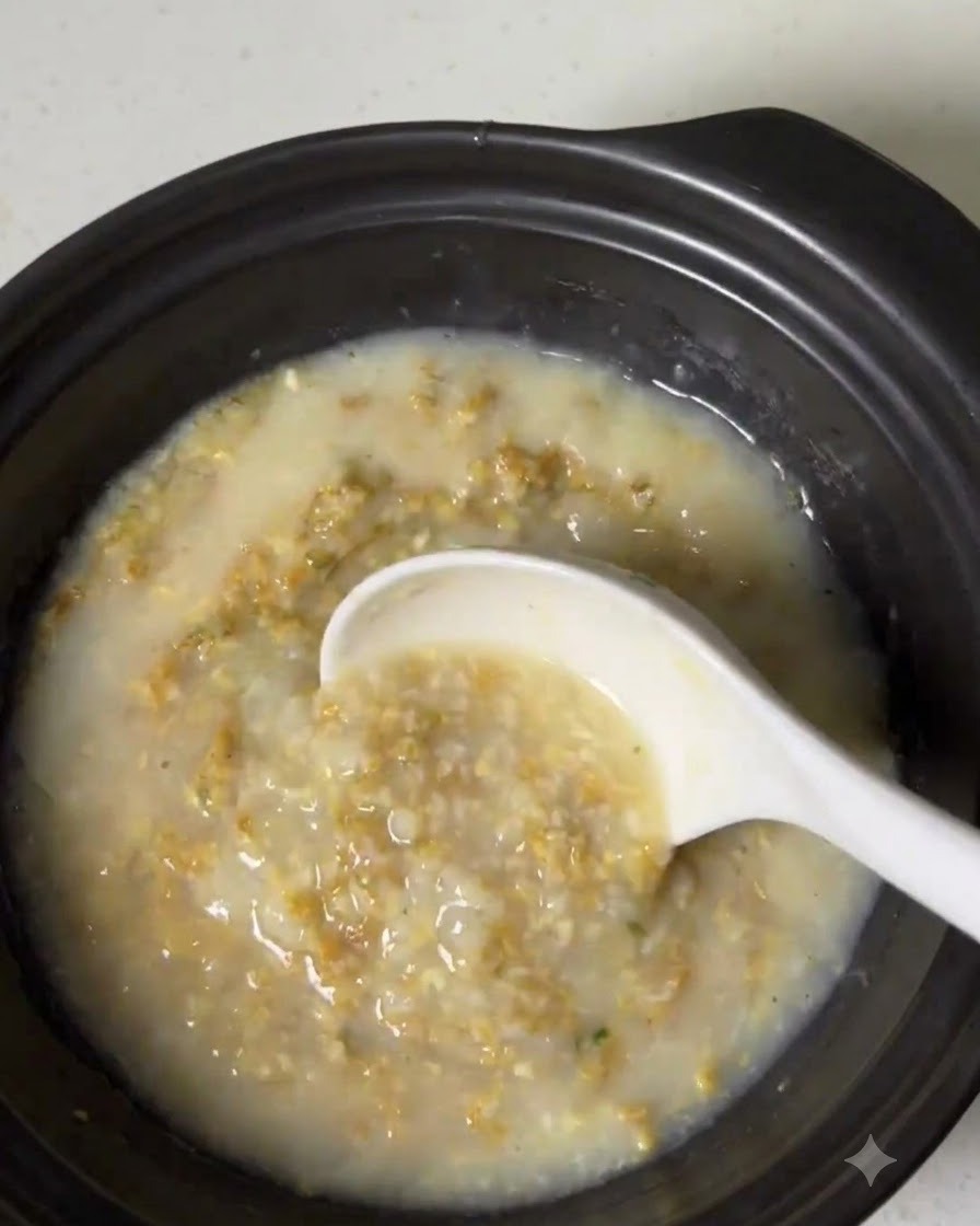 Una mezcla de caldo rico y cremoso siendo revuelta dentro de la olla de cocina.
