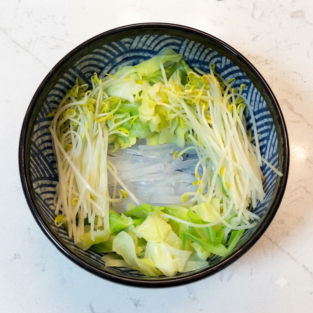 Fideos de trigo sarraceno cocidos colocados dentro de un bol rodeados de verduras escaldadas.