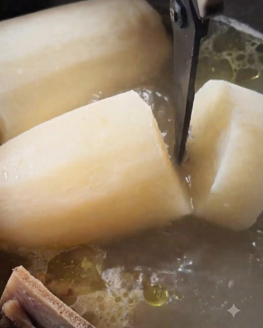 Tijeras de cocina cortando un trozo grande y blando de rábano blanco dentro de una olla de sopa de res a fuego lento.