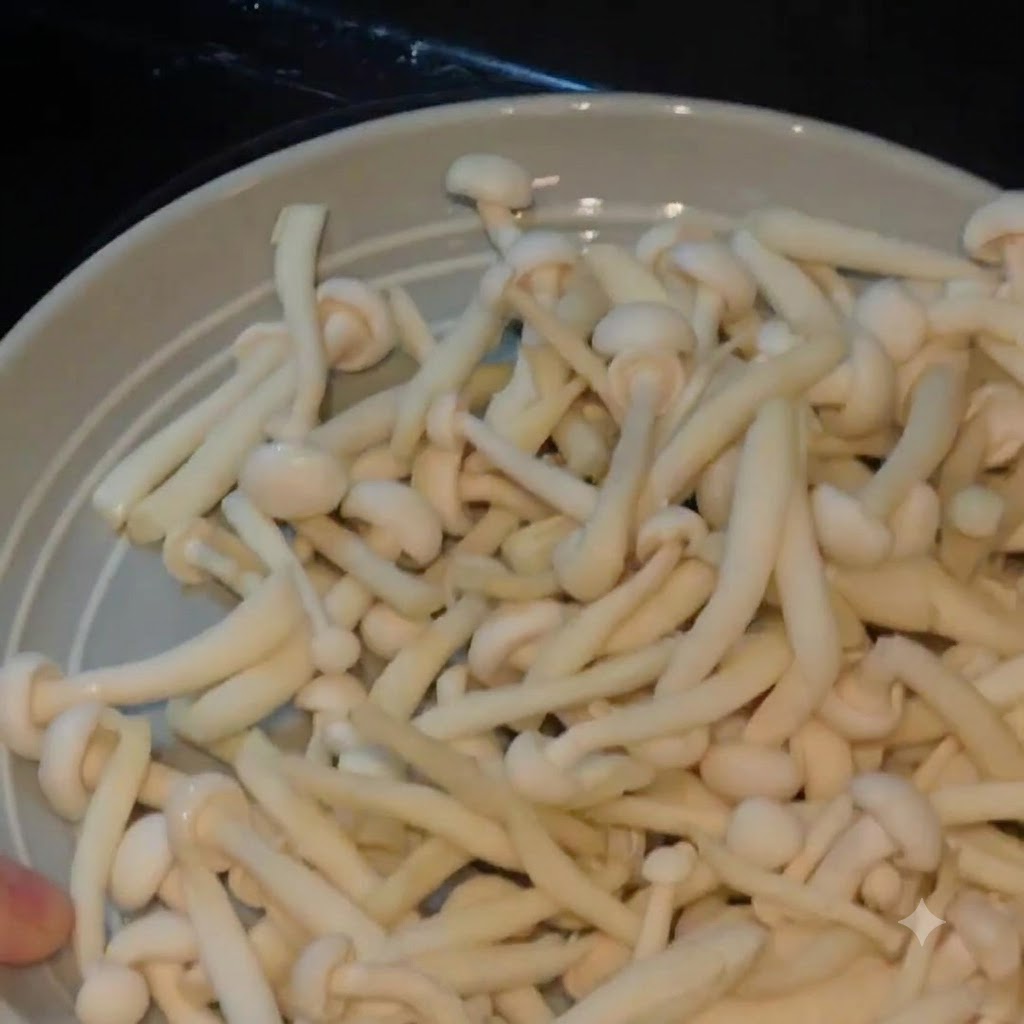 Setas de marisco en un plato, listas para ser añadidas a la olla.