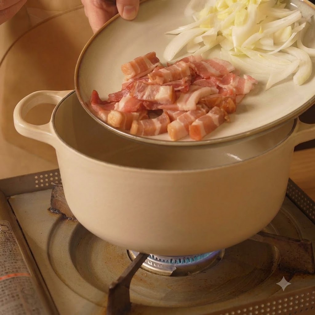 Un plato que contiene tocino en rodajas y cebollas siendo volcado sobre una olla de cocina blanca en una estufa.