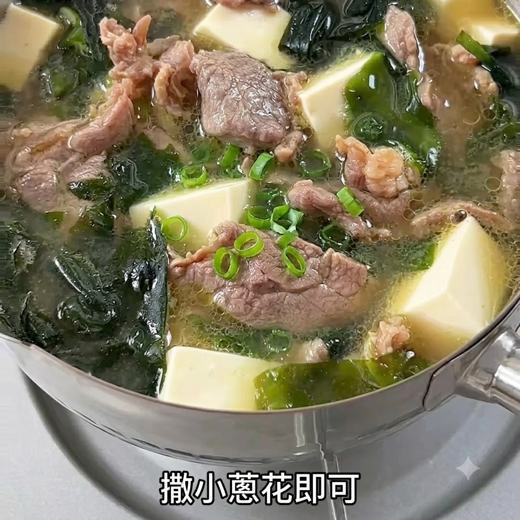 Cebolleta fresca recién picada espolvoreada sobre un tazón humeante de sopa de ternera y tofu.