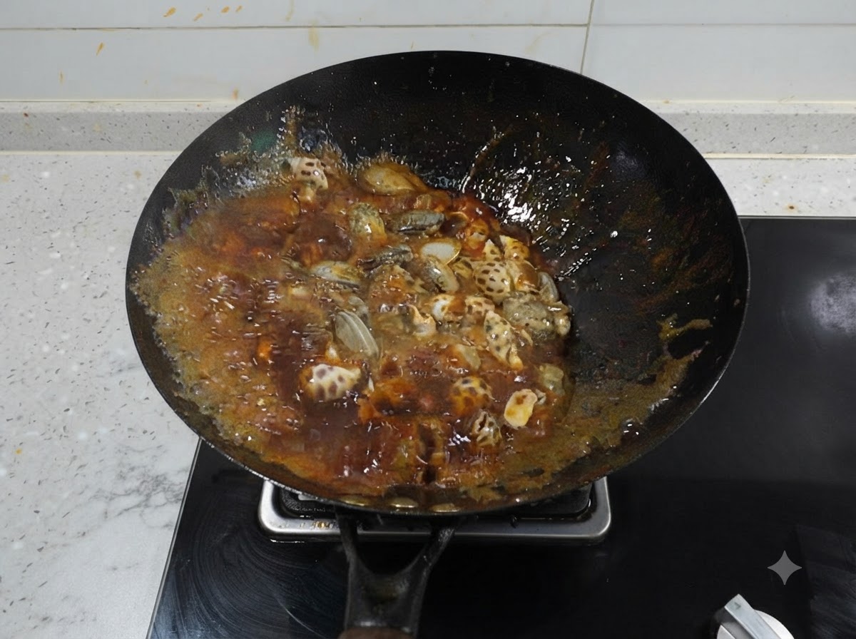 Caracoles de mar y pulpo pequeño hirviendo a fuego lento en un caldo rojo picante oscuro y burbujeante dentro de un wok negro.