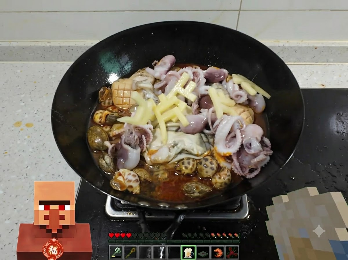 Cerveza siendo vertida sobre una mezcla de mariscos y papas en rodajas hirviendo a fuego lento dentro de un wok.