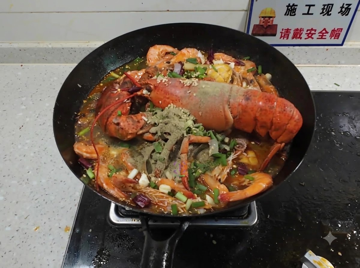 Aceite humeante siendo vertido sobre especias secas y cebollines en capas encima de un plato de mariscos cocidos en un wok.
