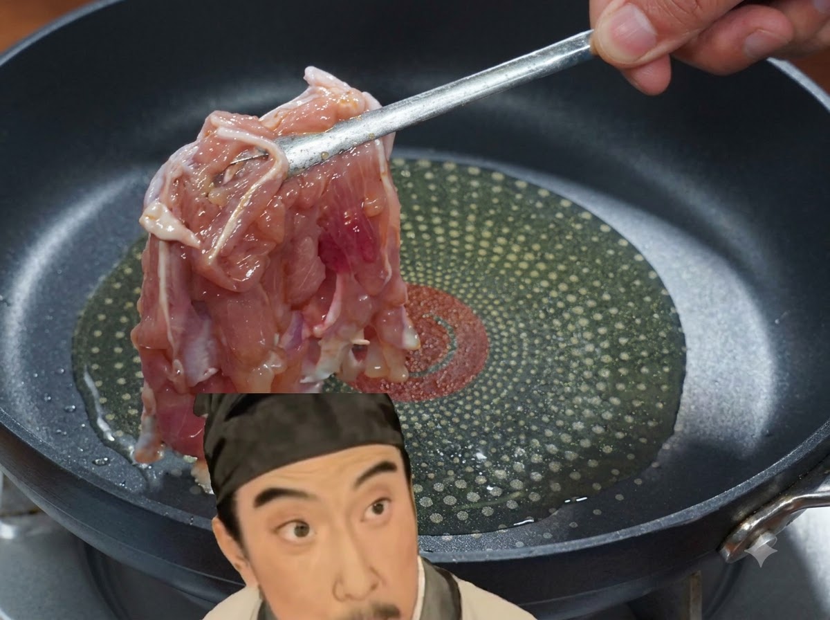 Una pieza de pollo marinado colocada con pinzas en una sartén con aceite caliente.