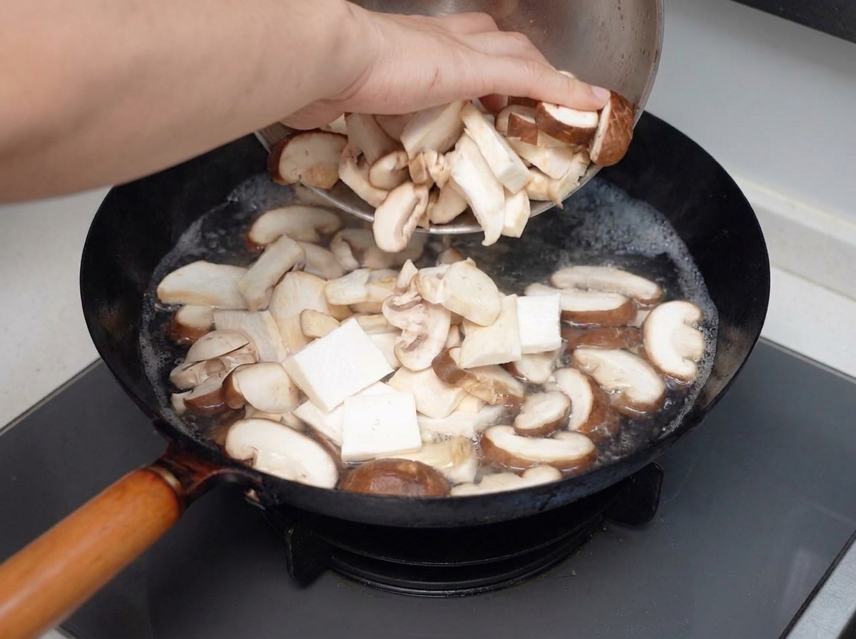 Hongos mixtos en rodajas vertidos en una olla de agua hirviendo.