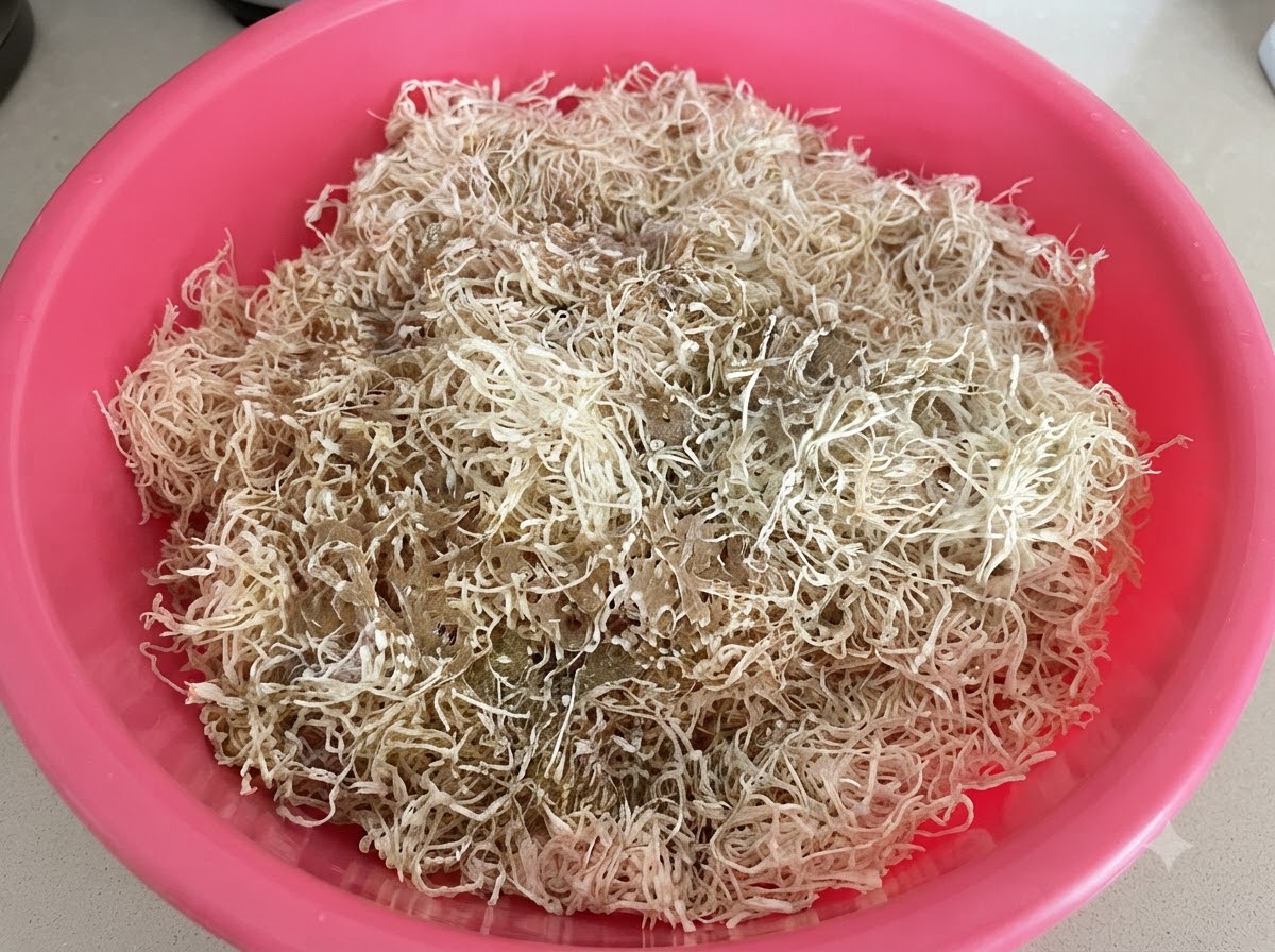 Especias, chile en polvo y harina de arroz molida reposando sobre rábano seco rallado en un recipiente rosa.