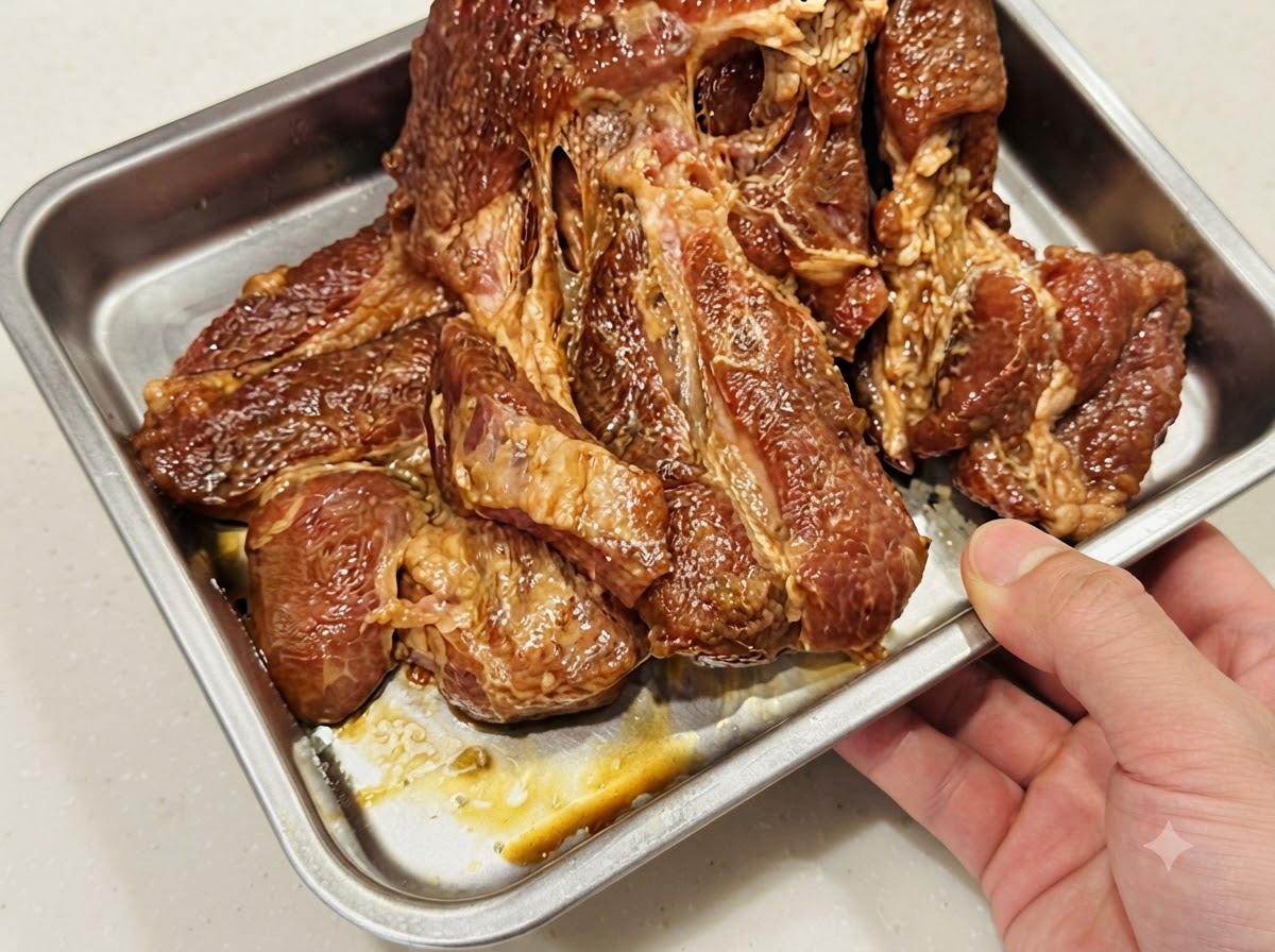 Chuletas de cerdo colocadas planas en una sola capa dentro de una bandeja de hornear forrada de papel aluminio.